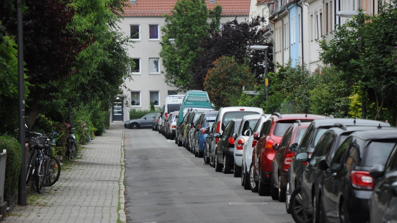 Parkende Fahrzeuge in der Bremer Neustadt.