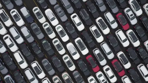 Viele Autos stehen dicht aneinander geparkt auf einer Logistikfläche.