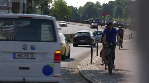 Mehrere Autos fahren an der Tiefer in Bremen entlang