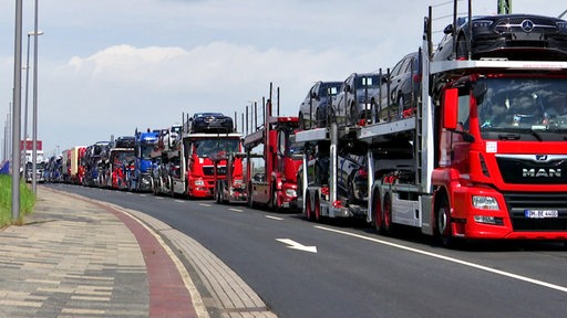 Belandene Autotransporter stehen im Stau.