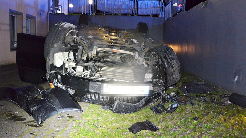 Autounfall zeigt einen auf dem Dach gelandeten BMW