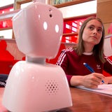 Ein Mini-Roboter steht in einem Klassenzimmer. Über den sogenannten Avatar können kranke Schüler den Unterricht mitverfolgen.