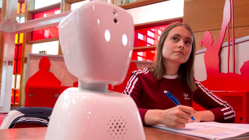 Ein Mini-Roboter steht in einem Klassenzimmer. Über den sogenannten Avatar können kranke Schüler den Unterricht mitverfolgen.