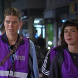 Mädchen aus dem Awareness team gehen durch die Straßen