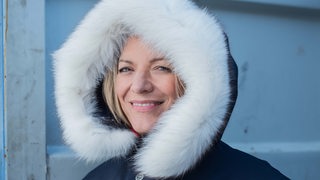 Prof. Dr. Antje Boetius in Winterjacke mit Fellkapuze 