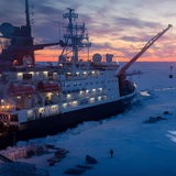 Der Eisbrecher Polarstern im Eismeer im Sonnenaufgang.