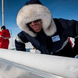 Ein Mitarbeiter des Alfred-Wegener-Instituts blickt auf einen Eiskern