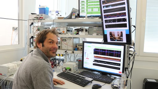 Ein Mitarbeiter des AWI in Bremerhaven analysiert am Computer die Eiskerne