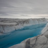 Ein Türkisblauer Gletscher in Grönland. 