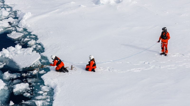 Forscher des Alfred Wegener Instituts nehmen Proben aus der Arktis