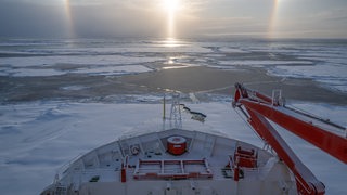 Die Polarstern mit Aussicht auf Eismeer.
