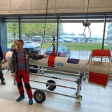 Ein Mann steht vor dem Messgerät Icebird im Technikum des AWI in Bremerhaven
