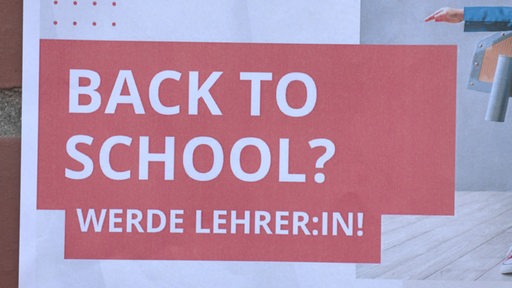 Ein Plakat mit der Aufschrift "Back to school? Werde Lehrer:in!" zur Kampagne für mehr Personal für Schulen.