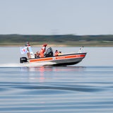 Ein Motorboot der DLRG fährt über einen See.