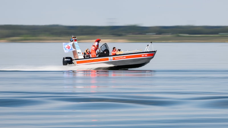 Ein Motorboot der DLRG fährt über einen See.