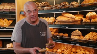 Der Bäckermeister Peer Ruchel bei einem Interview in seiner Bäckereiküche.