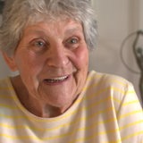 Eine ältere Frau, die 80 Jährige Bärbel Rädisch, schaut in die Kamera