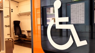 Die Tür einer Bahn mit einem Rollstuhl aufgedruckt