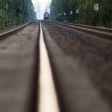 Eine Bahnstrecke, weit entfernt ein Zug