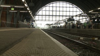Ein leeres Gleis im Bremer Hauptbahnhof.