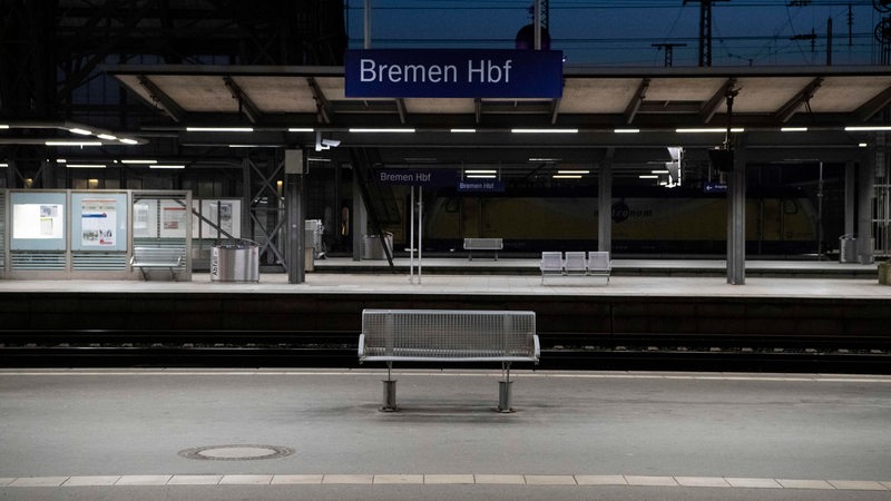 Ein Bahnsteig im Bremer Hauptbahnhof ist menschenleer.