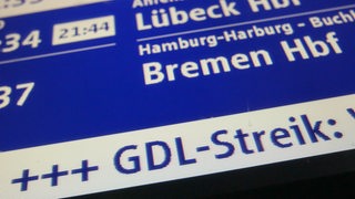 Eine Anzeigetafel an einem Bahnhof weist auf Zugausfälle wegen des GDL-Streiks hin.