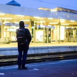 Eine Person steht auf einem ansonsten leeren Bahnsteig am Hauptbahnhof Hannover. Während des Warnstreiks der Lokführer fährt kaum ein Zug.