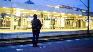 Eine Person steht auf einem ansonsten leeren Bahnsteig am Hauptbahnhof Hannover. Während des Warnstreiks der Lokführer fährt kaum ein Zug.