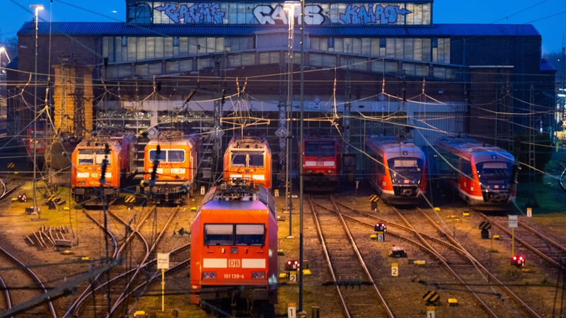 Loks stehen auf Abstellgleisen.