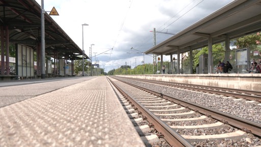 Die leeren Gleise des Achimer Bahnhofs.
