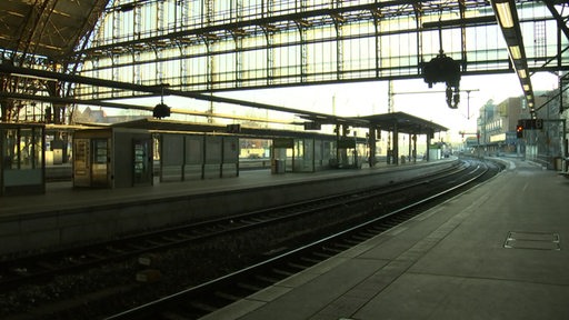 Zu sehen ist ein leerer Bremer Hauptbahnhof