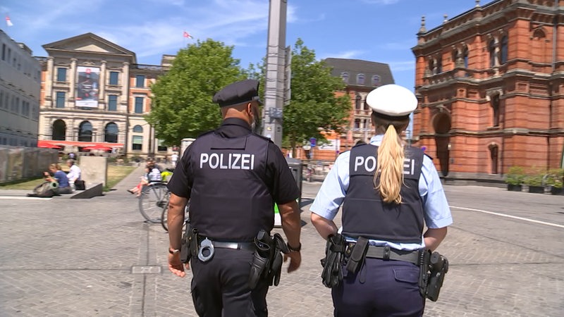 Zwei Polizisten am Bremer Hauptbahnhof