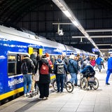 Reisende steigen am Bremer Hauptbahnhof in einen Zug.