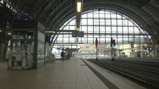 Es sind die leeren Gleise im Bremer Haupbahnhof zu sehen.