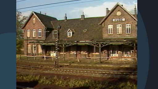 Ein altes Foto von dem Bahnhofsgebäude 1988 in Hude.