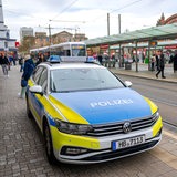 Ein Einsatzfahrzeug der Polizei steht vor dem Bremer Hauptbahnhof. 