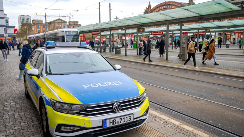 Ein Einsatzfahrzeug der Polizei steht vor dem Bremer Hauptbahnhof. 