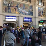 Viele Menschen stehen in der Eingangshalle des Bremer Hauptbahnhofs