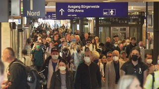 Der mit Reisenden gefüllte Bremer Hauptbahnhof