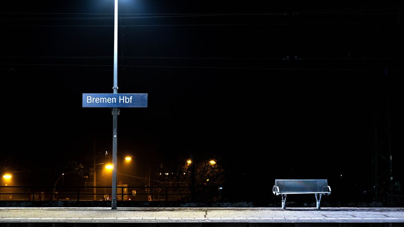 Ein leeres Gleis am Bremer Hauptbahnhof.