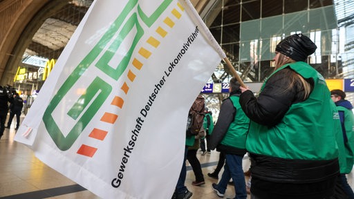 Eine Fahne der GDL Gewerkschaft der Lokführer wird geschwengt