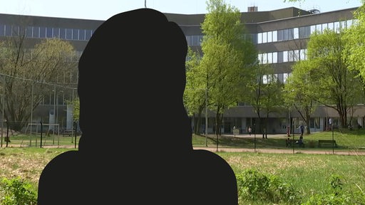 Bundesamt für Flüchtlinge und Migration (BAMF) – Außenstelle Bremen, davor eine Silhouette einer Frau