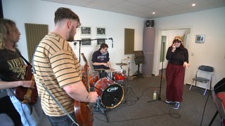 Die Band "Halftime" probt gemeinsam im Studio.