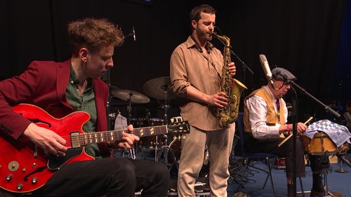 Eine Band spielt auf der Bühne der Jazzahead ihre Musik.