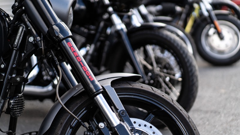 Mehrere Motorräder stehen in einer Reihe, auf einem steht "Bandidos".