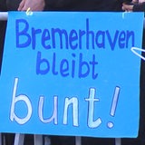 Ein Schild auf dem steht "Bremerhaven bleibt bunt".
