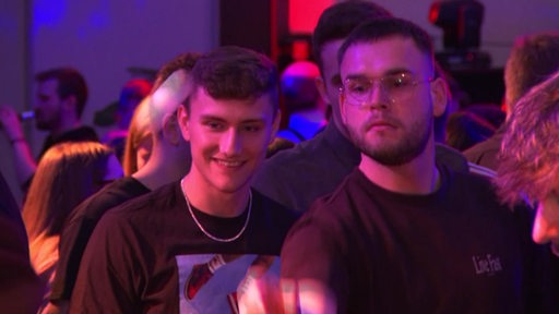 Zwei Männer spielen Bierpong bei den Bargames Bremen.