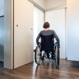 Eine Rollstuhlfahrerin in einer barriefreien Wohnung (Symbolbild)