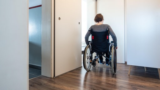 Eine Rollstuhlfahrerin in einer barriefreien Wohnung (Symbolbild)