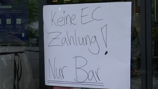 An einer Tür hängt ein Papier wo "Keine EC Zahlung! Nur Bar!" drauf steht.
